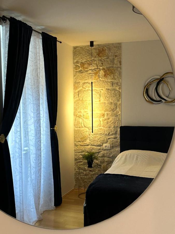 Apartment Erin Center - New Renovated Ровинь Экстерьер фото